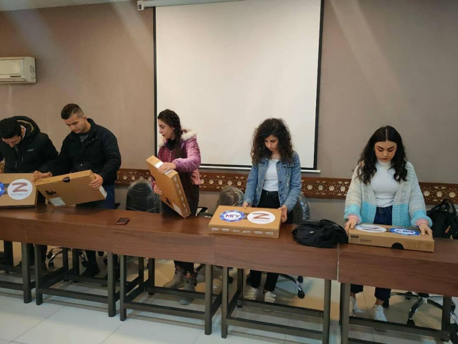 طلاب زاباروجيا يقدمون مساعدات تقنية لأقرانهم في جامعة حلب - سبوتنيك عربي, 1920, 29.03.2023