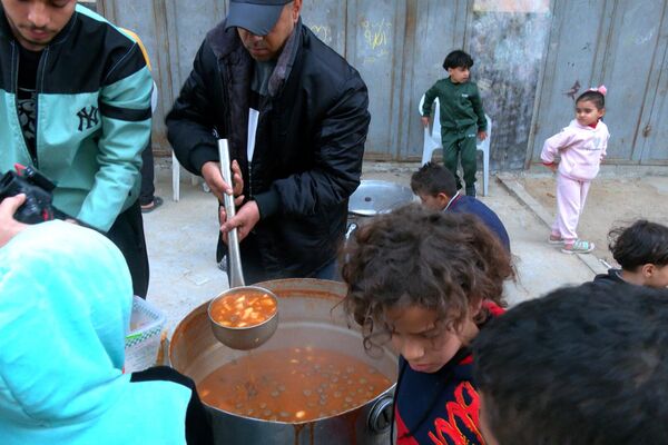 تكية المخيم المتنقلة... مبادرة خيرية لإطعام فقراء غزة خلال شهر رمضان  - سبوتنيك عربي