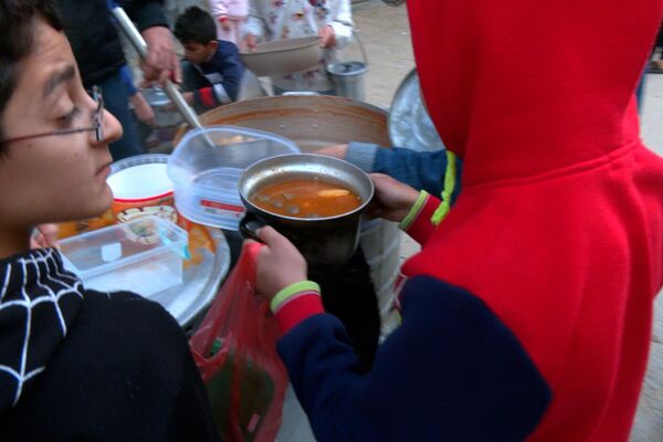 تكية المخيم المتنقلة... مبادرة خيرية لإطعام فقراء غزة خلال شهر رمضان  - سبوتنيك عربي
