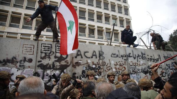 العسكريون المتقاعدون اعتصموا أمام مصرف لبنان والتحركات ستتصاعد حتى تحقيق المطالب - سبوتنيك عربي