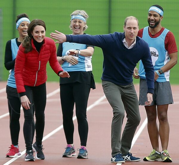 تشارك كاثرين البريطانية، دوقة كامبريدج (إلى اليسار) والأمير البريطاني ويليام، دوق كامبريدج (الثاني إلى اليمين) نكتة في بداية سباق التتابع، خلال حدث تدريبي للترويج لجمعية الرؤساء معًا الخيرية، في حديقة الملكة إليزابيث الأولمبية في لندن، في 5 فبراير 2017.  - سبوتنيك عربي
