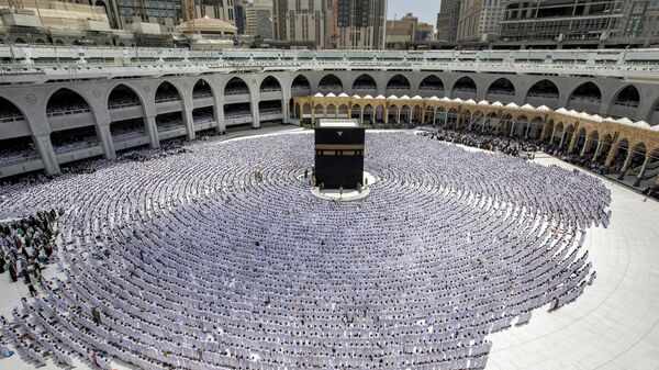 صلاة الجمعة الثانية حول الكعبة المشرفة في المسجد الحرام في مدينة مكة المكرمة، خلال شهر رمضان المبارك، في 31 مارس 2023. - سبوتنيك عربي