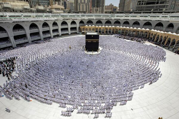 صلاة الجمعة الثانية حول الكعبة المشرفة في المسجد الحرام في مدينة مكة المكرمة، خلال شهر رمضان المبارك، في 31 مارس 2023. - سبوتنيك عربي