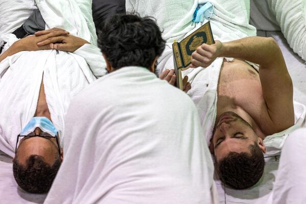 المصلون يقرأون القرآن خلال صلاة الجمعة الثانية حول الكعبة المشرفة في المسجد الحرام في مدينة مكة المكرمة، خلال شهر رمضان المبارك، في 31 مارس 2023. - سبوتنيك عربي