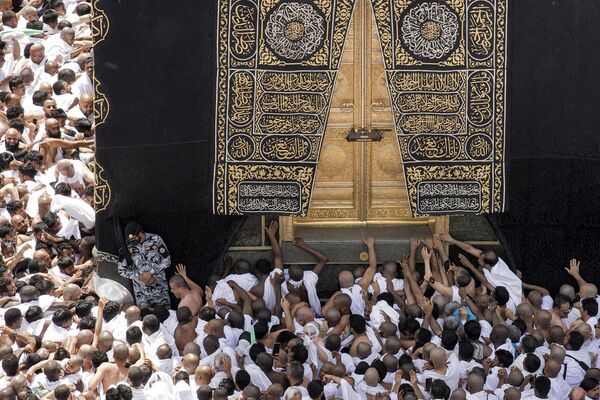 المصلون  يصلون للمس الكعبة المشرفة خلال صلاة الجمعة الثانية حول الكعبة المشرفة في المسجد الحرام في مدينة مكة المكرمة، خلال شهر رمضان المبارك، في 31 مارس 2023. - سبوتنيك عربي