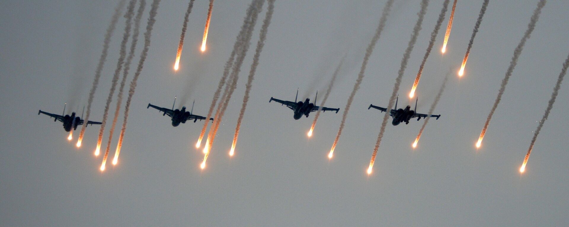 تحليق طائرات في مينسك خلال التدريبات الإستراتيجية المشتركة لبيلاروسيا وروسيا زاباد 2017. - سبوتنيك عربي, 1920, 04.04.2023