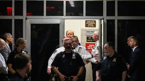 الرئيس الأمريكي السابق دونالد ترامب يصل إلى قاعة المحكمة في محكمة مانهاتن الجنائية في نيويورك، قبل جلسة الاستماع، الولايات المتحدة في 4 أبريل 2023 - سبوتنيك عربي