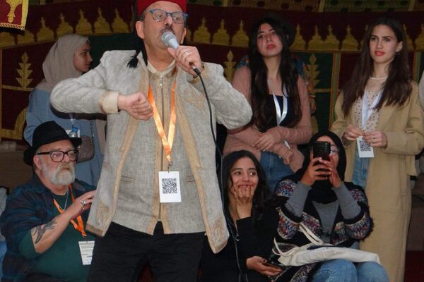  الحكواتي التونسي هشام درويش في سرد حكاياته على جمهوره  - سبوتنيك عربي