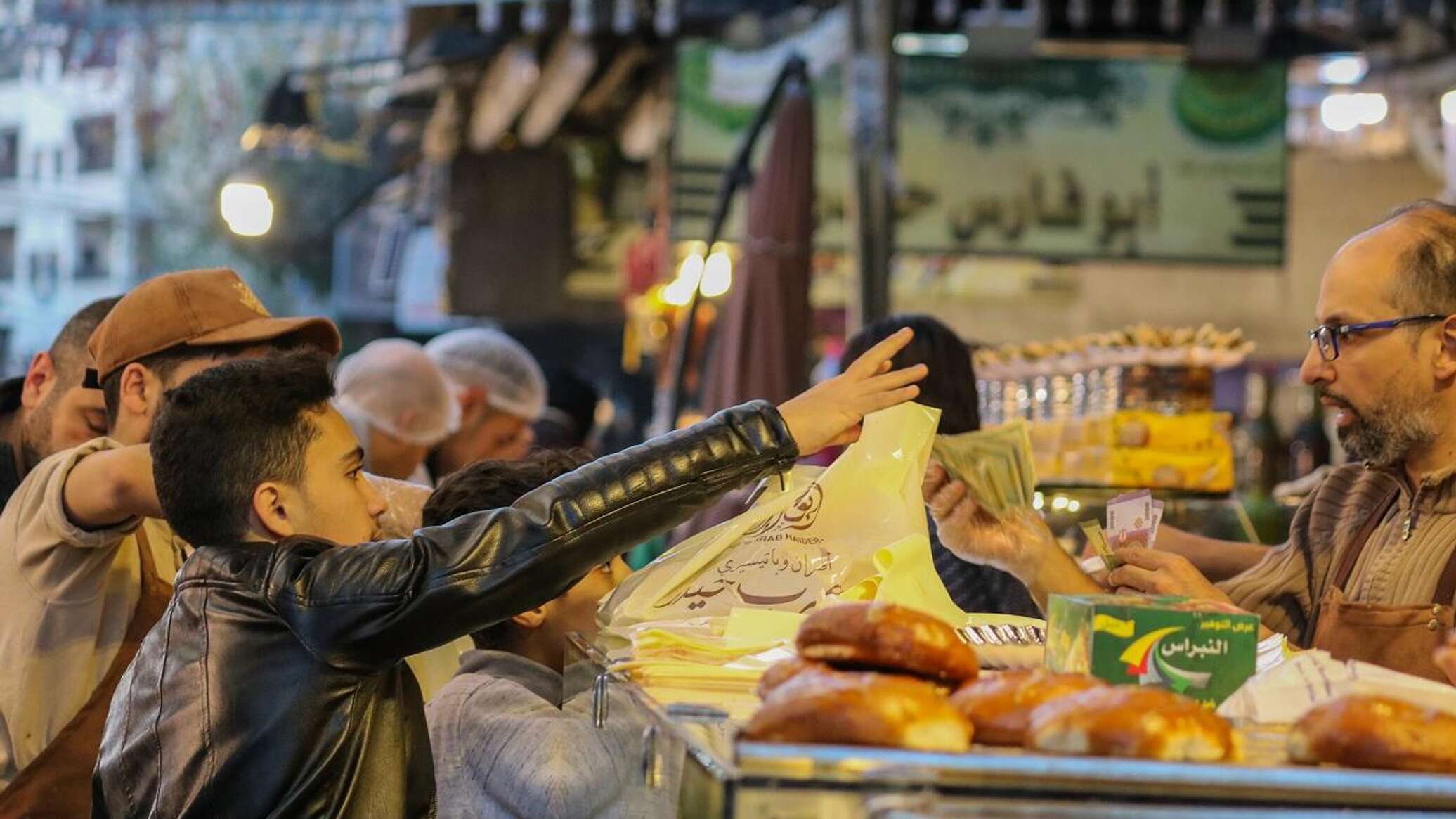 الحصار والاحتكار يدفعان أسواق رمضان بدمشق نحو الغليان.. والحكومة والصناعيون يتدخلون... فيديو