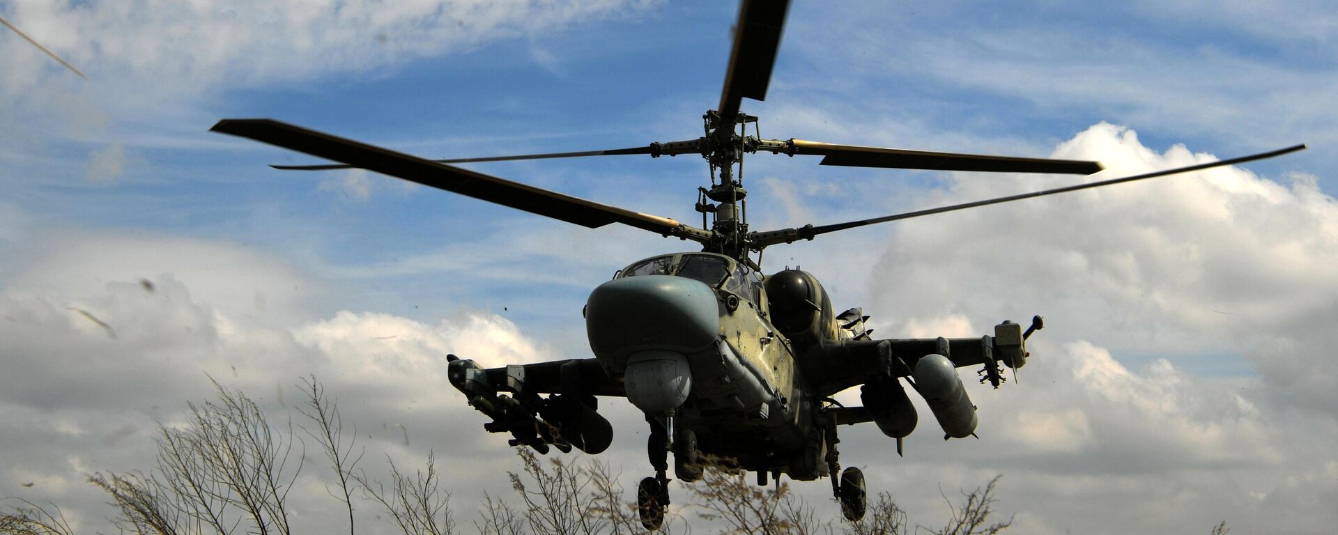أفراد من الأرض يلتقون بطائرة هليكوبتر من طراز كا-52 تابعة للقوات المسلحة الروسية في منطقة العملية العسكرية الخاصة. - سبوتنيك عربي, 1920, 05.04.2024