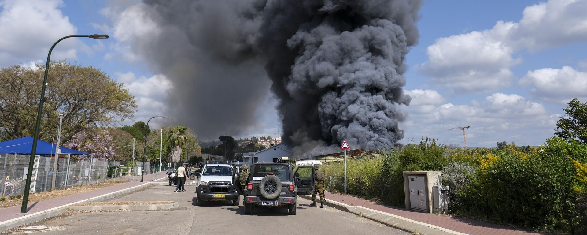دخان يتصاعد من حريق بعد أن أصابت صواريخ من لبنان مدينة بيتزيت شمال إسرائيل ، الخميس ، 6 أبريل ، 2023. - سبوتنيك عربي, 1920, 28.03.2024
