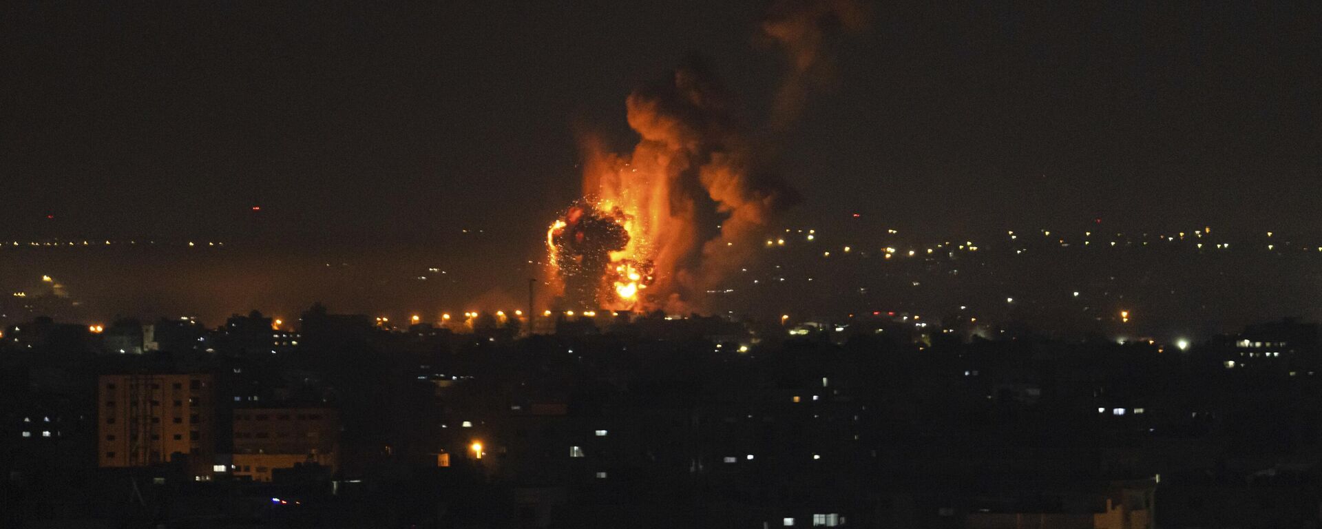 تصاعد حريق ودخان في أعقاب غارة جوية إسرائيلية وسط قطاع غزة ، الجمعة 7 أبريل / نيسان 2023. - سبوتنيك عربي, 1920, 09.05.2023