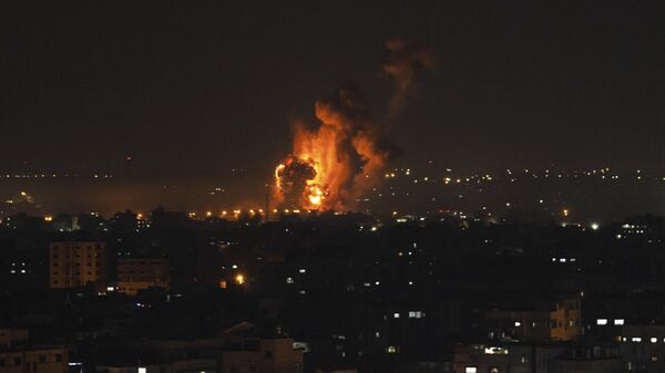 Огонь и дым поднимаются после израильского авиаудара, Палестина - سبوتنيك عربي