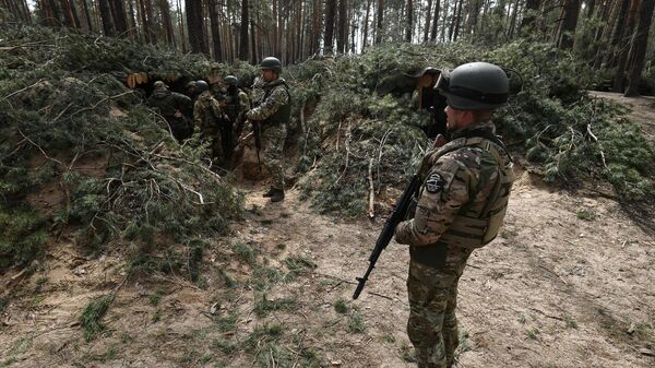 جنود من القوات الخاصة أخمات في موقع قطاع كريمينسكي بالجبهة القتالية في دونباس، منطقة العملية العسكرية الخاصة - سبوتنيك عربي