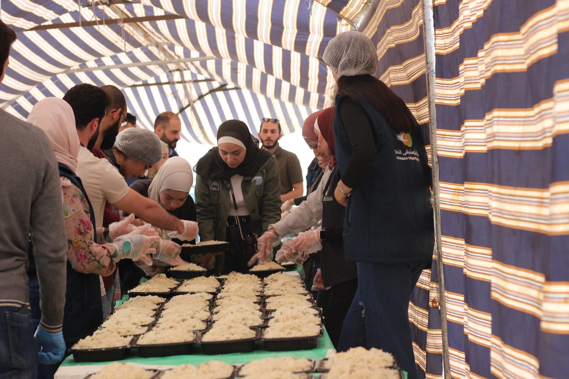 كسرة خبز.. مجموعة شبابية تعدّ آلاف الوجبات للصائمين في غوطة دمشق - سبوتنيك عربي, 1920, 10.04.2023