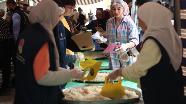 كسرة خبز.. مجموعة شبابية تعدّ آلاف الوجبات للصائمين في غوطة دمشق - سبوتنيك عربي