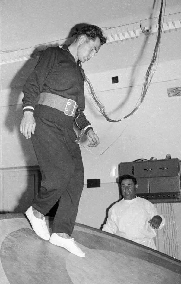 رائد الفضاء السوفيتي غيرمان تيتوف أثناء التدريب على رحلة فضائية. تمرين الطاولة الهزازة، عام 1961. - سبوتنيك عربي