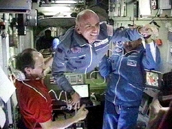 قائد محطة الفضاء يوري أوساتشوف، ورائد الفضاء تالغات موساباييف، يستقبلان مليونير كاليفورنيا الأمريكي دينيس تيتو، في محطة الفضاء الدولية، عام 2001. - سبوتنيك عربي