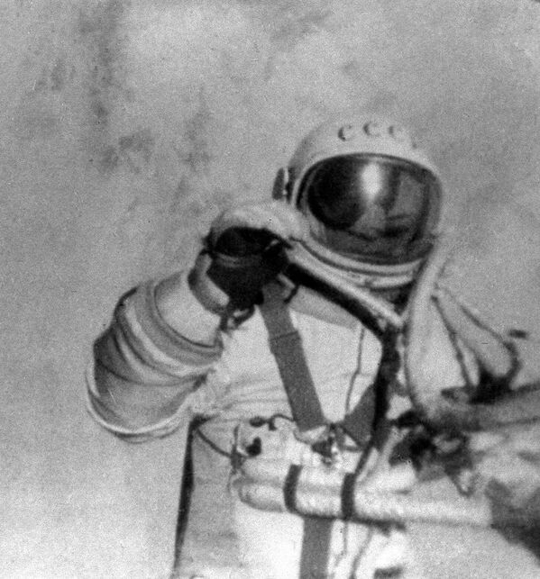 لقطة من الفيلم الوثائقي بعنوان &quot;في بدلة فضاء فوق الكوكب&quot;، تم تصويرها في الفضاء. رائد الفضاء أليكسي ليونوف في الفضاء المفتوح. - سبوتنيك عربي