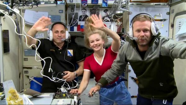 من اليسار إلى اليمين: رائد الفضاء أنطون شكابليروف، والممثلة يوليا بيريسيلد، والمخرج كليم شيبينكو، في محطة الفضاء الدولية، لتصوير فيلم &quot;فيزوف&quot; (التحدي)، عام 2021 - سبوتنيك عربي