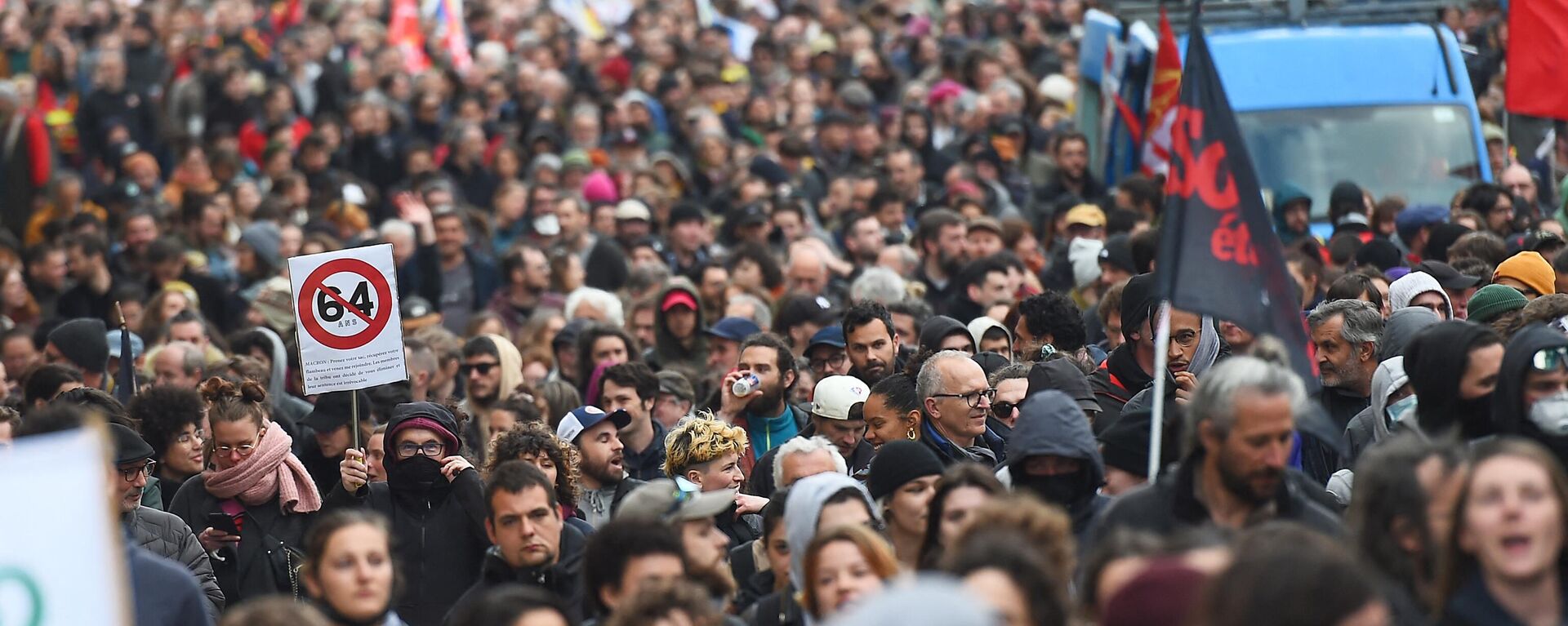 مئات الأشخاص يتظاهرون في باريس احتجاجا على مصادقة المجلس الدستوري على قانون إصلاح نظام التقاعد في فرنسا، 14 نيسان/ أبريل 2023  - سبوتنيك عربي, 1920, 02.05.2023