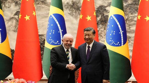الرئيس الصيني، شي جين بينغ، مع نظيره البرازيلي، لويز ايناسيو لولا دا سيلفا، في العاصمة الصينية بكين، 14 نيسان/ أبريل 2023 - سبوتنيك عربي