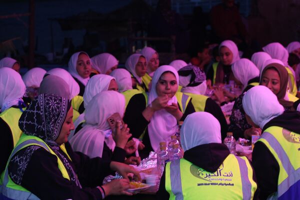 مجموعة من طلاب جامعة حلوان ينظمون إفطارا لصيادي جزيرة الذهب ضمن مبادرة اصطاد فرحة - سبوتنيك عربي