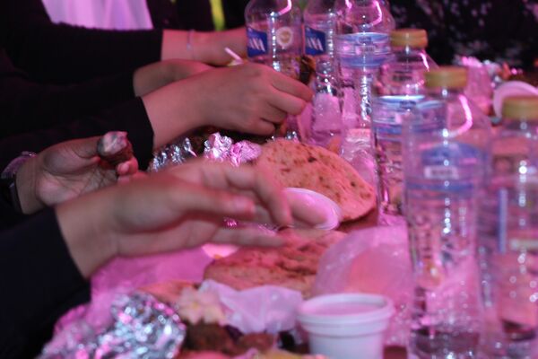 مجموعة من طلاب جامعة حلوان ينظمون إفطارا لصيادي جزيرة الذهب ضمن مبادرة اصطاد فرحة - سبوتنيك عربي