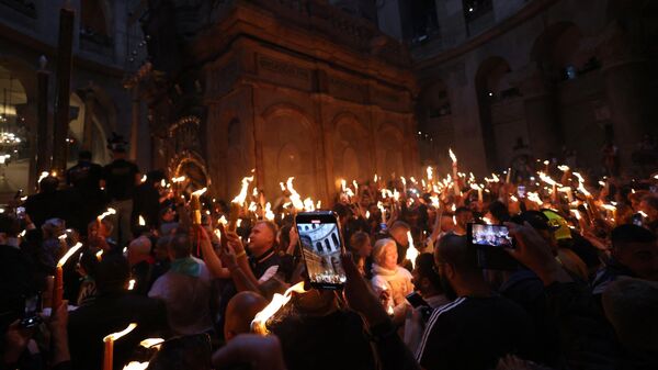  احتفال النار المقدسة في كنيسة القيامة في البلدة القديمة بالقدس في 15 أبريل 2023 عشية عيد الفصح الأحد. - سبوتنيك عربي