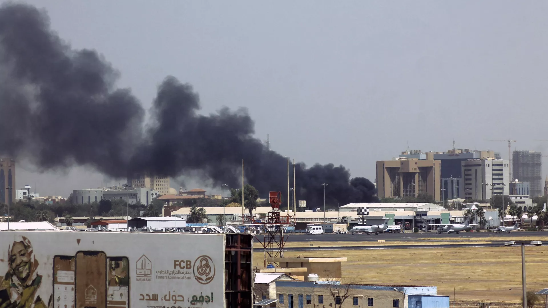 دخان كثيف يتصاعد فوق المباني المجاورة لمطار الخرطوم في 15 أبريل 2023، وسط اشتباكات في العاصمة السودانية.  - سبوتنيك عربي, 1920, 17.04.2023