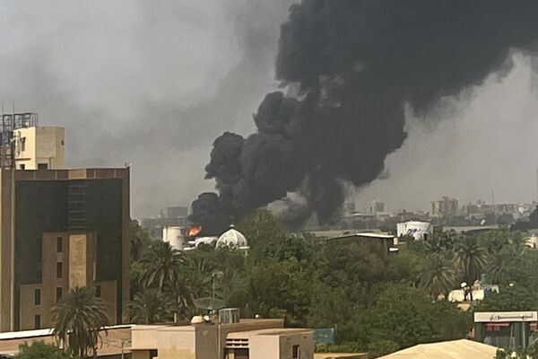 تصاعد الدخان فوق المباني السكنية في الخرطوم في 16 أبريل / نيسان 2023 ، مع احتدام القتال في السودان لليوم الثاني في المعارك بين الجنرالات المتناحرين. - سبوتنيك عربي