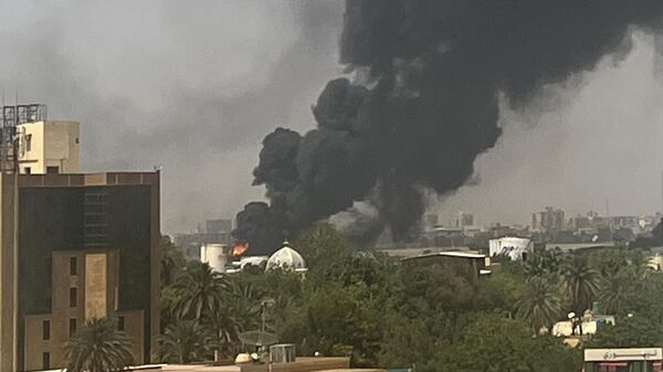 تصاعد الدخان فوق المباني السكنية في الخرطوم في 16 أبريل / نيسان 2023 ، مع احتدام القتال في السودان لليوم الثاني في المعارك بين الجنرالات المتناحرين. - سبوتنيك عربي