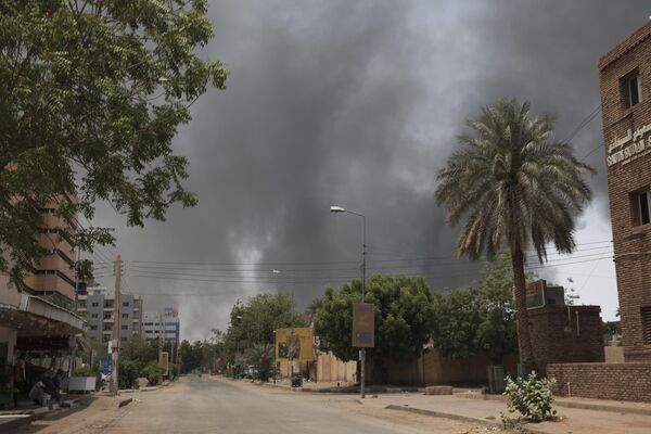 الدخان يتصاعد في الخرطوم ، السودان ، 15 أبريل 2023.  - سبوتنيك عربي