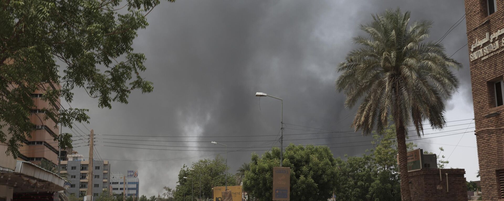 الدخان يتصاعد في الخرطوم ، السودان ، 15 أبريل 2023.  - سبوتنيك عربي, 1920, 01.05.2023