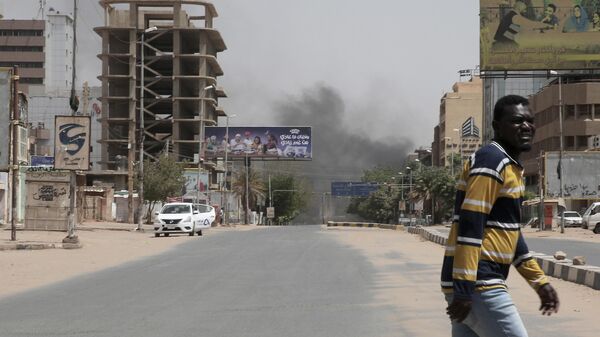 شوهد الدخان يتصاعد من حي في الخرطوم ، السودان ، 15 أبريل 2023. - سبوتنيك عربي