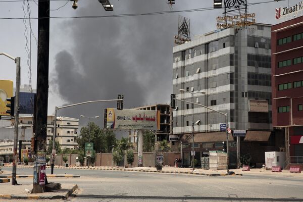 شوهد الدخان يتصاعد من أحد أحياء الخرطوم ، السودان ، السبت 15 أبريل 2023 - سبوتنيك عربي