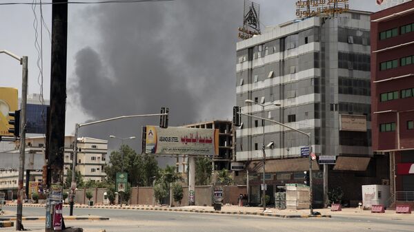 شوهد الدخان يتصاعد من أحد أحياء الخرطوم ، السودان ، السبت 15 أبريل 2023 - سبوتنيك عربي
