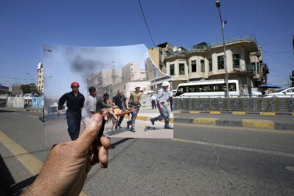 صورة لرجال إطفاء عراقيين يقومون بإجلاء جريح بعد انفجار سيارة مفخخة في حي تجاري وسط بغداد يوم 7 مايو 2005، في الموقع نفسه يوم 10 مارس 2023. بعد 20 عامًا الغزو الذي قادته الولايات المتحدة للعراق .  - سبوتنيك عربي