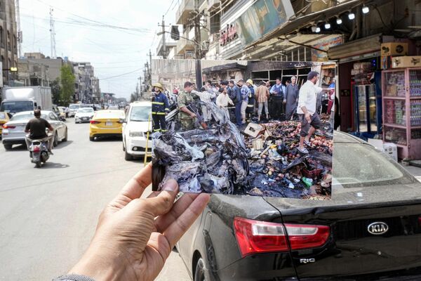  صورة لأشخاص تجمعوا بعد انفجار سيارة مفخخة خارج سوق في حي تقطنه أغلبية شيعية في بغداد يوم 12 نوفمبر 2008، في نفس المكان يوم 21 مارس 2023، بعد 20 عامًا من الغزو الذي قادته الولايات المتحدة على العراق. - سبوتنيك عربي