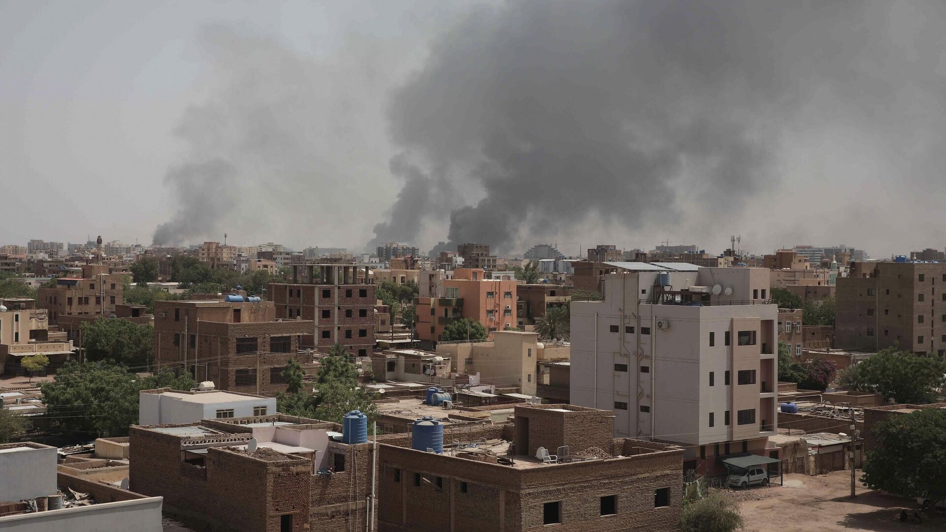 دخان يتصاعد من حي وسط الخرطوم، السودان  16 أبريل 2023 - سبوتنيك عربي, 1920, 28.05.2023
