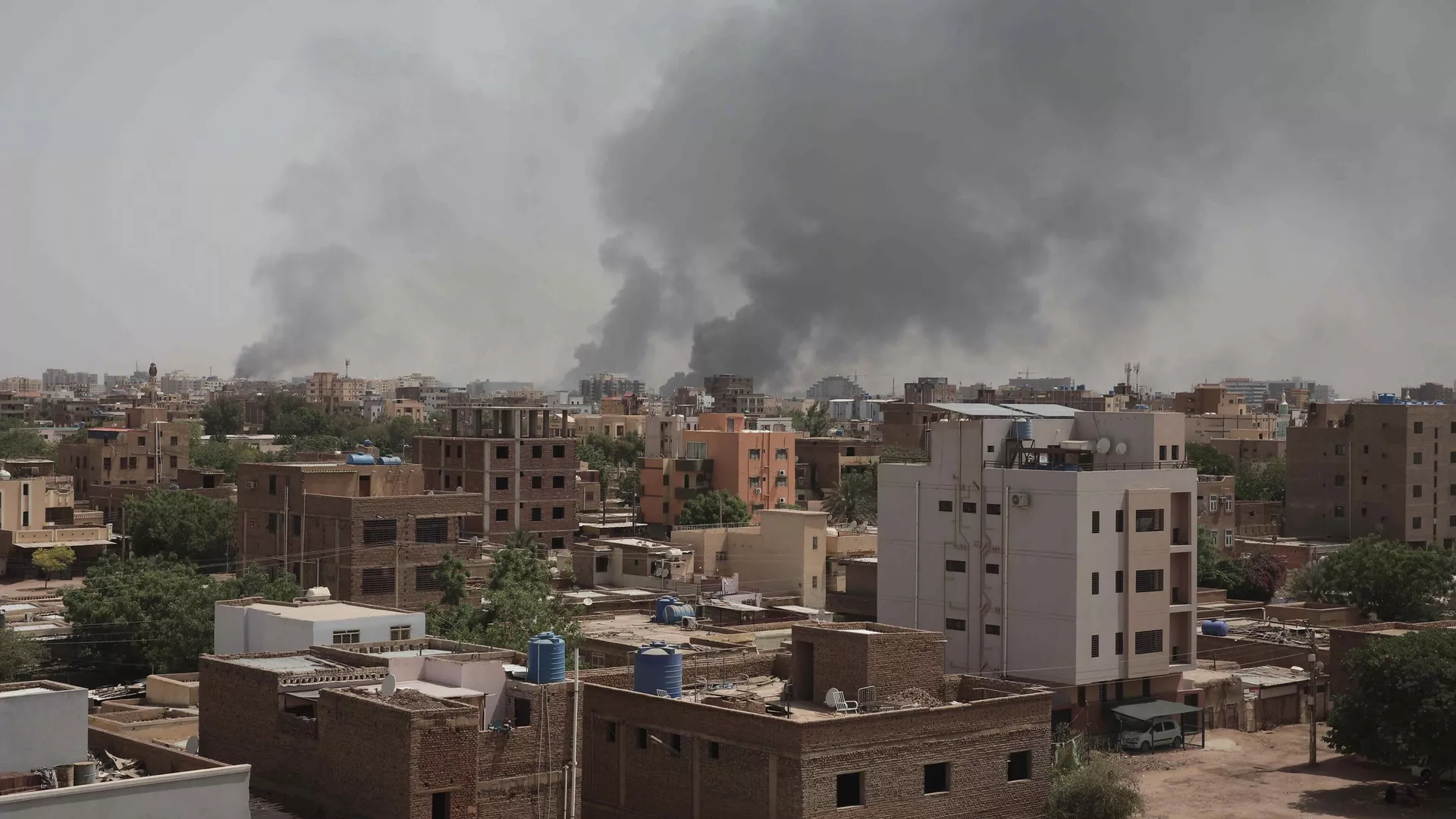 دخان يتصاعد من حي وسط الخرطوم، السودان  16 أبريل 2023 - سبوتنيك عربي, 1920, 20.04.2023