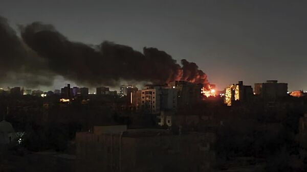 دخان يتصاعد من حي وسط الخرطوم، السودان  16 أبريل 2023 - سبوتنيك عربي