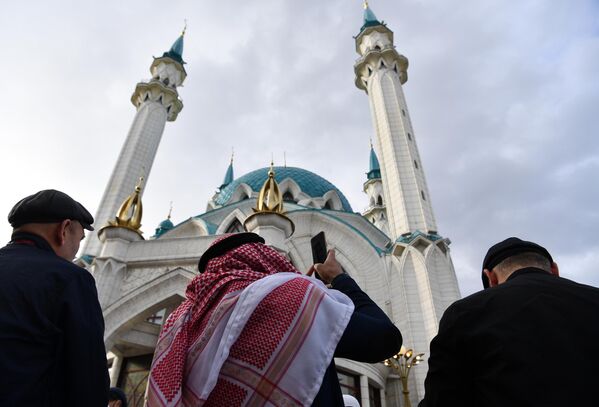 مصلون في يوم عيد الفطر بمسجد قول شريف في مدينة قازان الروسية. - سبوتنيك عربي