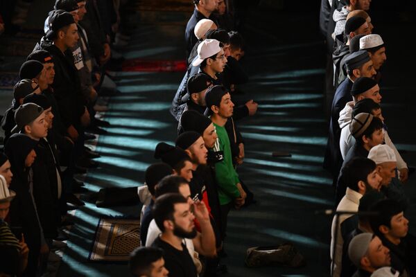 مصلون في يوم عيد الفطر بمسجد موسكو الجامع في مدينة موسكو الروسية. - سبوتنيك عربي