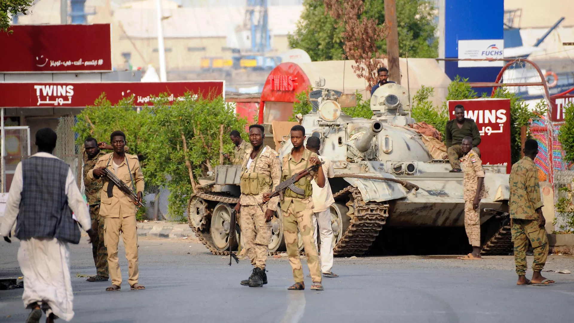 جنود الجيش السوداني الموالون لقائد الجيش عبد الفتاح البرهان يشغلون موقعًا في مدينة بورتسودان المطلة على البحر الأحمر ، في 20 أبريل 2023. - سبوتنيك عربي, 1920, 24.04.2023