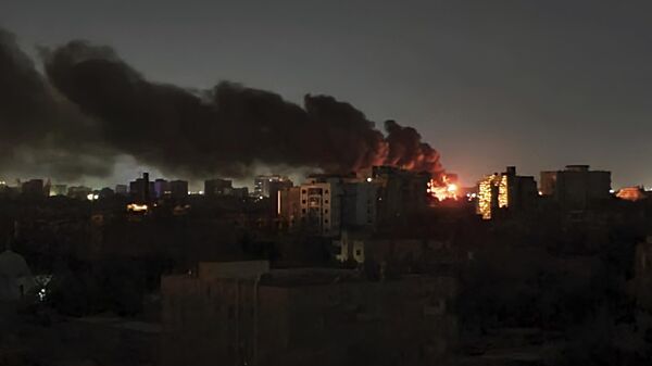 دخان يتصاعد في الأفق مع اشتعال حريق بعد إضراب في الخرطوم ، السودان ، 16 أبريل 2023. - سبوتنيك عربي