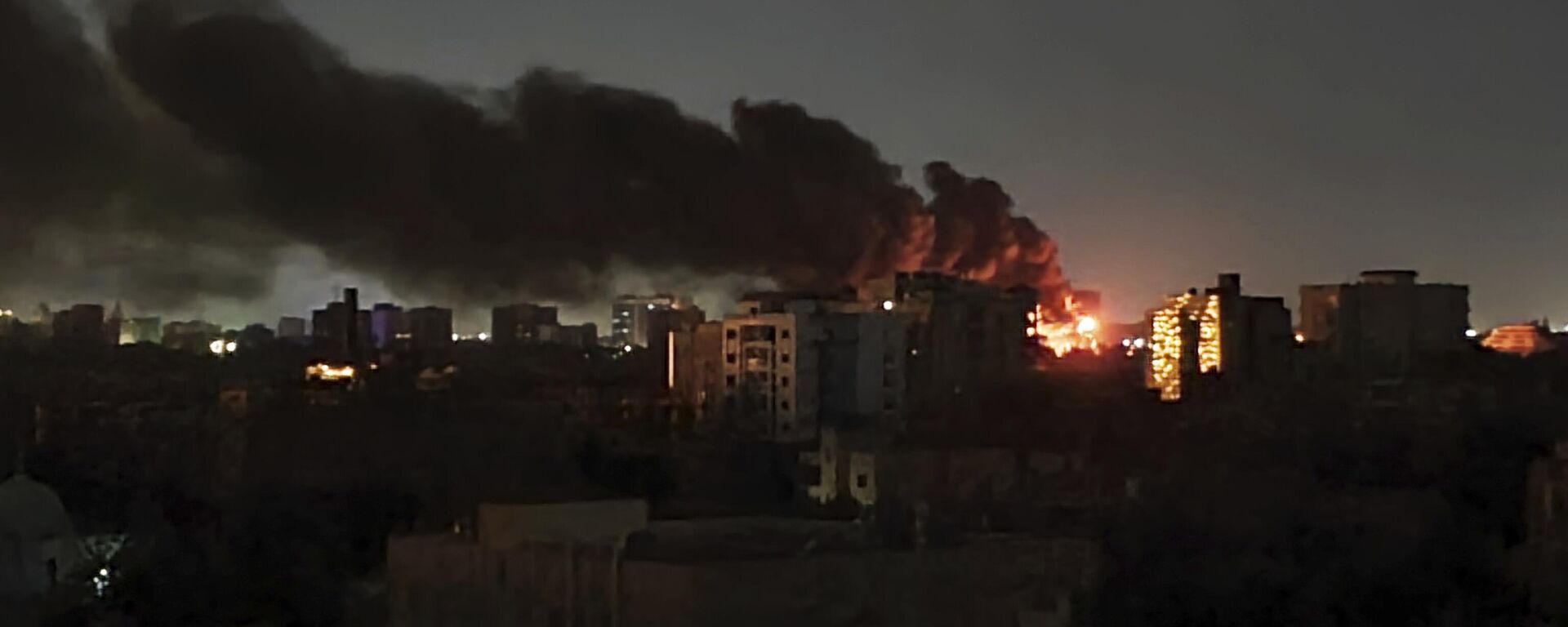 دخان يتصاعد في الأفق مع اشتعال حريق بعد إضراب في الخرطوم ، السودان ، 16 أبريل 2023. - سبوتنيك عربي, 1920, 26.04.2023