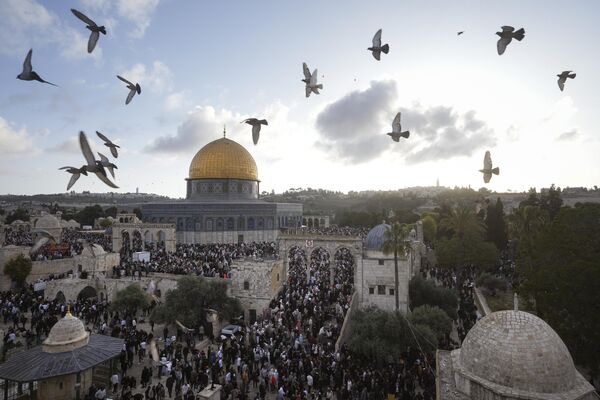 فلسطينيون يحضرون احتفالات عيد الفطر عند قبة الصخرة في ساحة المسجد الأقصى في البلدة القديمة في القدس، 21 أبريل 2023. - سبوتنيك عربي