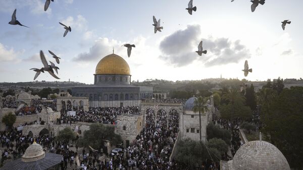 فلسطينيون يحضرون احتفالات عيد الفطر عند قبة الصخرة في ساحة المسجد الأقصى في البلدة القديمة بالقدس، 21 أبريل 2023. - سبوتنيك عربي