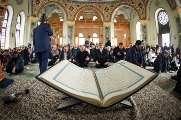 المؤمنون يحضرون صلاة عيد الفطر في مسجد تيازابير في باكو، أذربيجان - سبوتنيك عربي